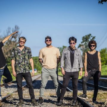 Antes de su recital en Lucille, Houston y Los Problemas presentan la canción «Maracas» que incluye videoclip