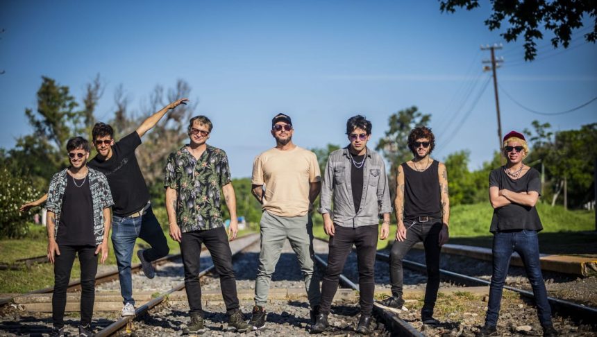 Antes de su recital en Lucille, Houston y Los Problemas presentan la canción «Maracas» que incluye videoclip