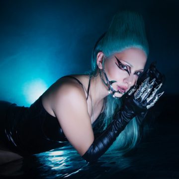 Entre el pop, dance, rock y lo lírico, Luly Noir sorprende gratamente con su nuevo single, «Alien», que además contiene un videoclip