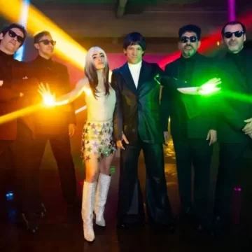 Producido y grabado por Ale Sergi, llega la reversión de «Loco un poco» de Turf junto a Lali Espósito, en cuyo videoclip aparece la «reina argentina» del pop