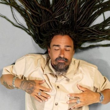 Dread Mar I, el ícono del reggae lover, reaparece con un nuevo tema con videoclip, «Cobarde»: el desamor y la falta de comunicación entre una pareja