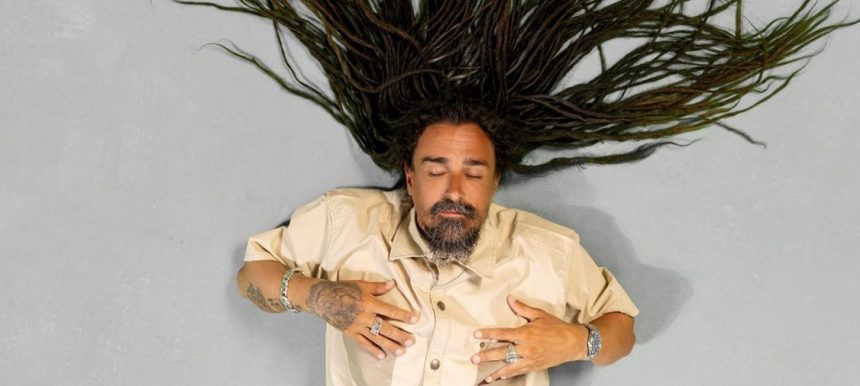 Dread Mar I, el ícono del reggae lover, reaparece con un nuevo tema con videoclip, «Cobarde»: el desamor y la falta de comunicación entre una pareja