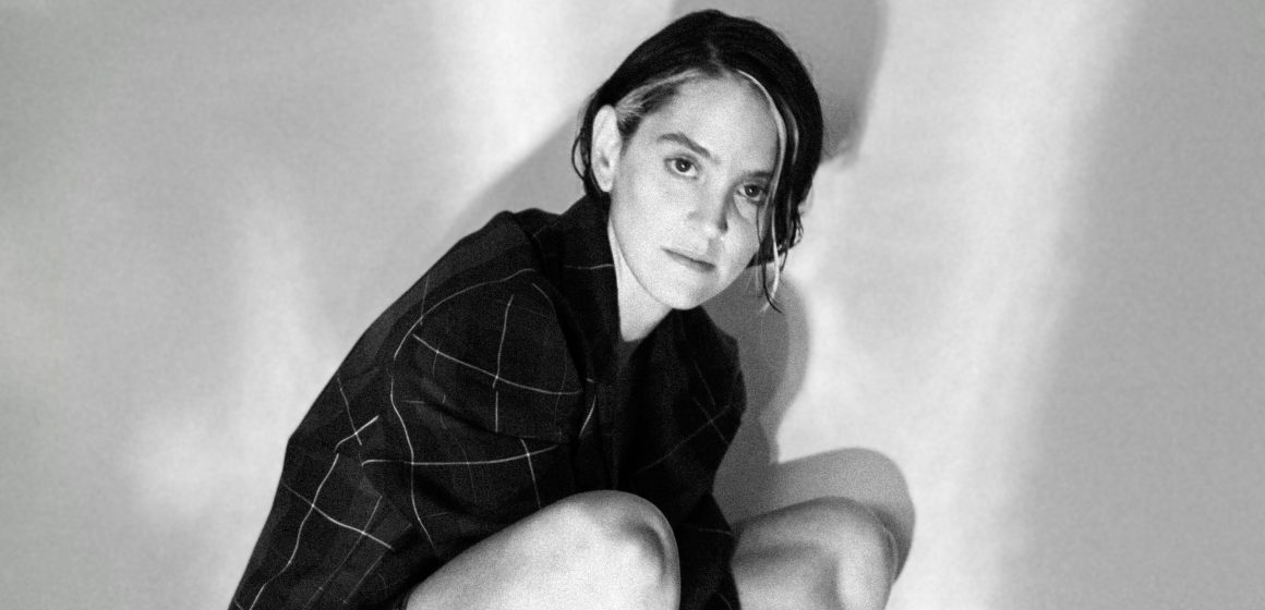 La estrella del indie, Manuela de las Casas, aparece con «El cuerpo tiembla», el primer single y adelanto de su tercer trabajo discográfico