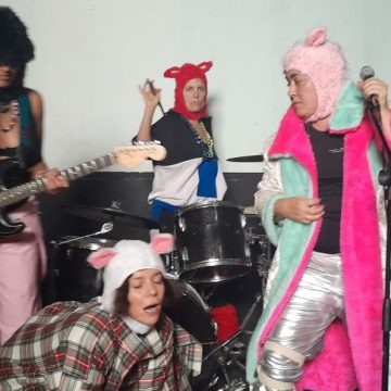 La banda cordobesa Pequeño Bambi presenta la canción «Soy chonga», que formará parte de su próxima placa
