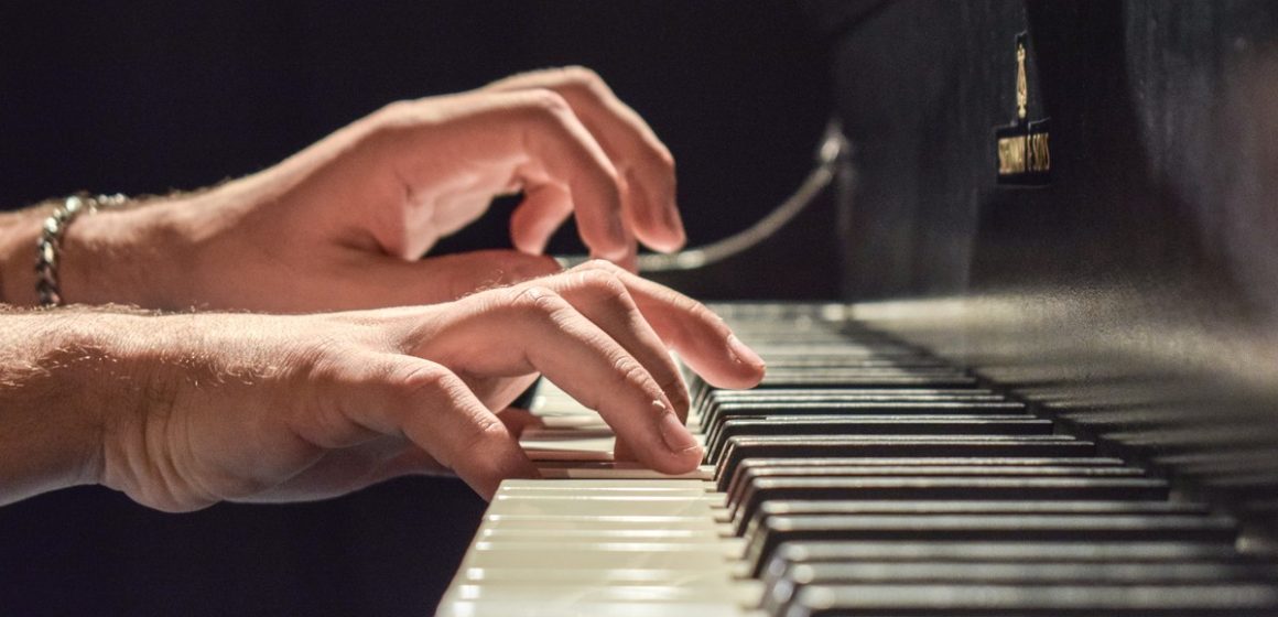 «Argentina desde el piano», un recorrido por la música popular argentina, con conducción y dirección de la genial pianista Hilda Herrera