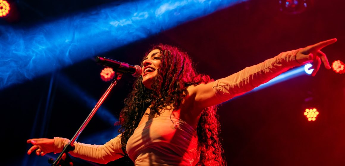 Entre tambores y raíces rioplatenses, Julieta Rada deslumbró en la presentación de su disco «Candombe» en Ciudad de Buenos Aires