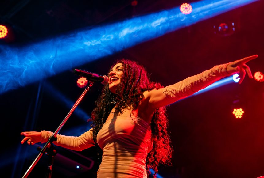 Entre tambores y raíces rioplatenses, Julieta Rada deslumbró en la presentación de su disco «Candombe» en Ciudad de Buenos Aires