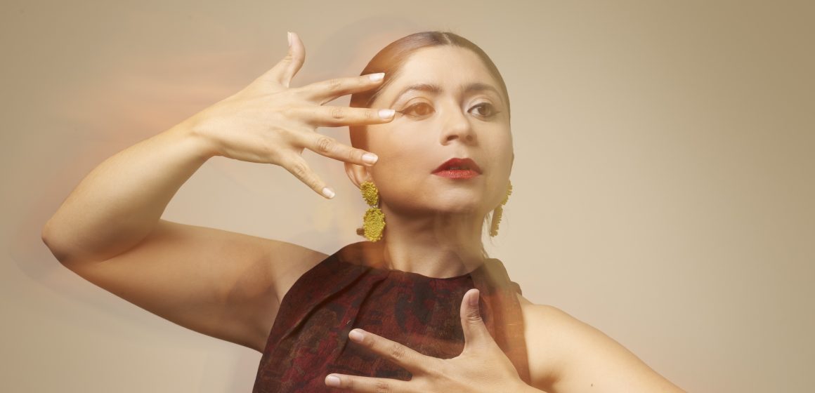 Nadia Larcher y canciones propias a través de su disco «Trinar-La flor», inspirado en su abuela, pastora de cabras en la montaña