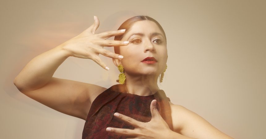 Nadia Larcher y canciones propias a través de su disco «Trinar-La flor», inspirado en su abuela, pastora de cabras en la montaña
