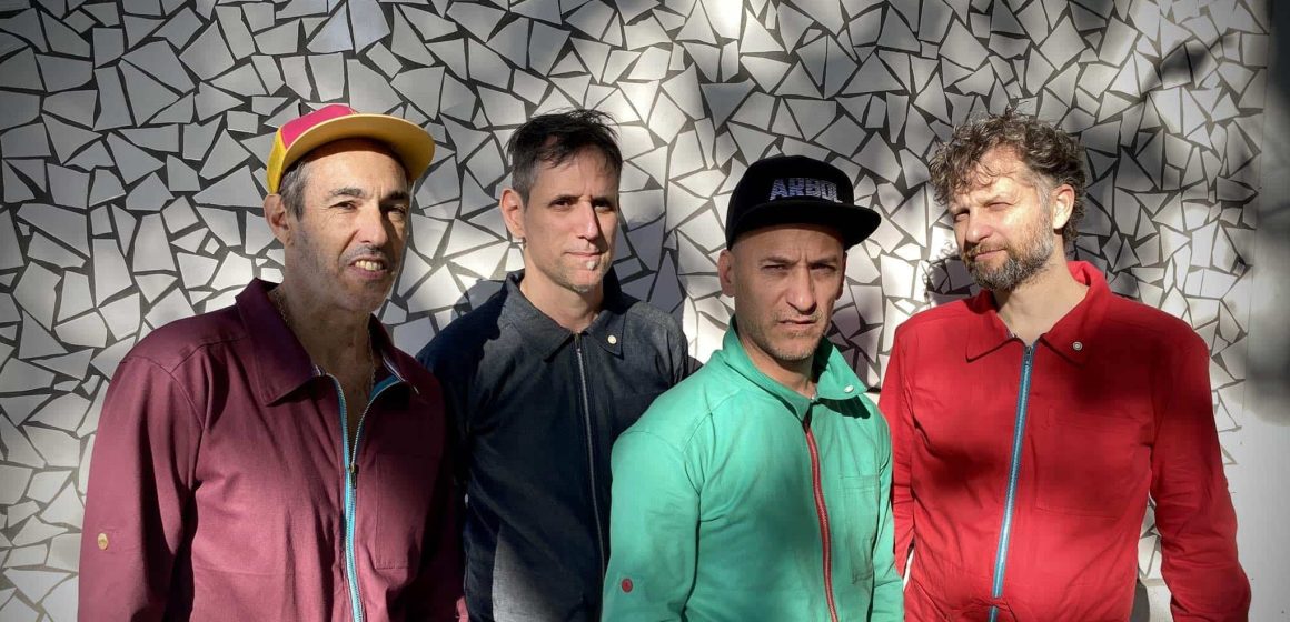 Aparece «Guau!» en formato vinilo, se trata del disco que consagró al grupo Árbol en 2004