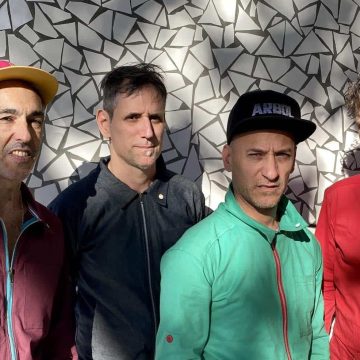 Aparece «Guau!» en formato vinilo, se trata del disco que consagró al grupo Árbol en 2004