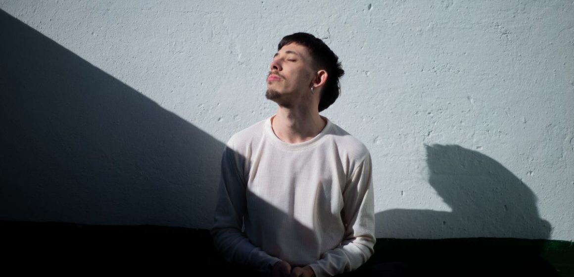 Antes de su show en Café Berlín, Sasha Vuela habla sobre «Híbrido»: «La textura poética de sus canciones refleja una búsqueda personal que tiene que ver con la reflexión acerca de mis experiencias y procesos emocionales»