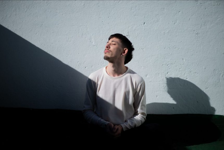 Antes de su show en Café Berlín, Sasha Vuela habla sobre «Híbrido»: «La textura poética de sus canciones refleja una búsqueda personal que tiene que ver con la reflexión acerca de mis experiencias y procesos emocionales»
