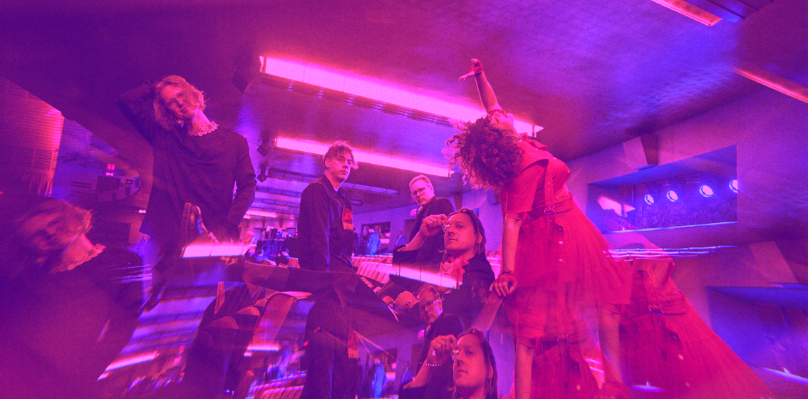 Los canadienses de Arcade Fire aparecen con «Pink Elephant», su nuevo material discográfico, el séptimo de su trayectoria