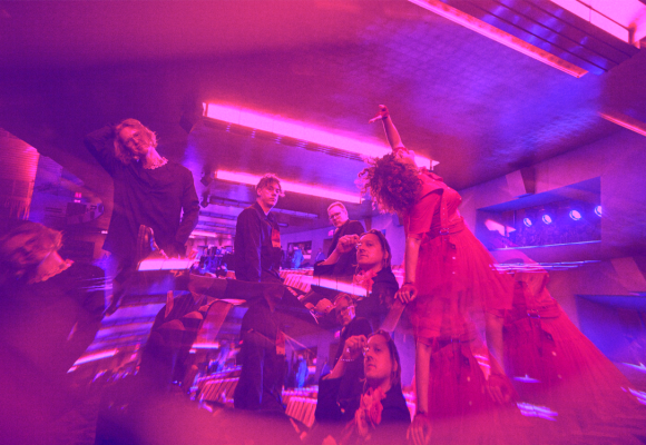 Los canadienses de Arcade Fire aparecen con «Pink Elephant», su nuevo material discográfico, el séptimo de su trayectoria