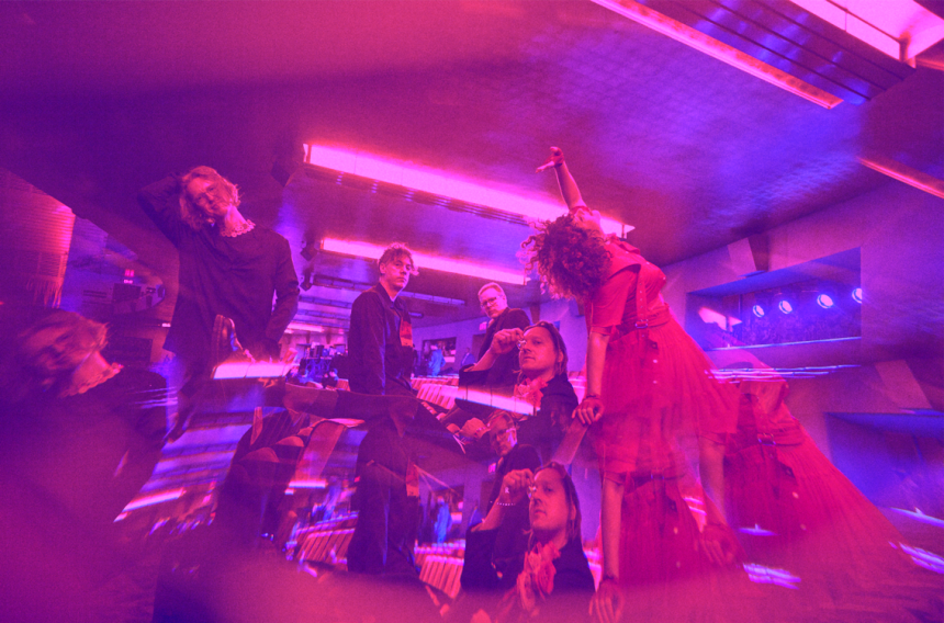 Los canadienses de Arcade Fire aparecen con «Pink Elephant», su nuevo material discográfico, el séptimo de su trayectoria