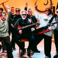 Antes del Teatro Gran Rex de agosto, Los Pericos reversionan su hit «Sin cadenas» junto a La T y La M, a ritmo de cumbia