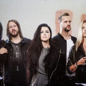 Evanescence no se queda quieta: aparece con nueva canción, «Fight like a girl», junto a K. Flay, y en septiembre se vienen festivales y gira junto a Metallica