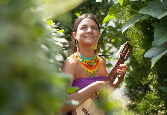 Aldana Bello, música que difunde sonidos andinos y ancestrales latinoamericanos, presenta su EP «La Serpiente Emplumada», en honor al Quetzalcóatl azteca