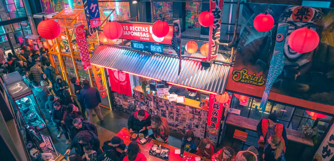 En medio del cierre de restaurantes en Buenos Aires, una ola de aperturas con acento asiático desafía la crisis; paseos como Vía Viva y Mercat Villa Crespo son la clave