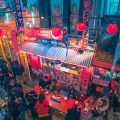 En medio del cierre de restaurantes en Buenos Aires, una ola de aperturas con acento asiático desafía la crisis; paseos como Vía Viva y Mercat Villa Crespo son la clave