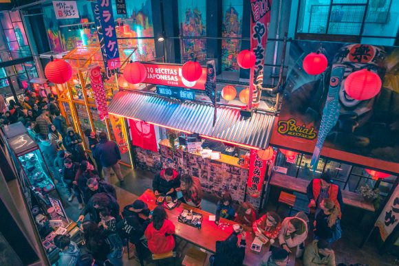 En medio del cierre de restaurantes en Buenos Aires, una ola de aperturas con acento asiático desafía la crisis; paseos como Vía Viva y Mercat Villa Crespo son la clave
