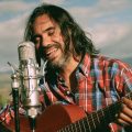 Frente a la problemática socioeconómica y política en Argentina, el genial cantautor José Luis Aguirre presenta «Canción Bonita para mi Barrio»: una descripción del presente y añoranzas a flor de piel
