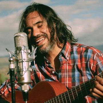 Frente a la problemática socioeconómica y política en Argentina, el genial cantautor José Luis Aguirre presenta «Canción Bonita para mi Barrio»: una descripción del presente y añoranzas a flor de piel