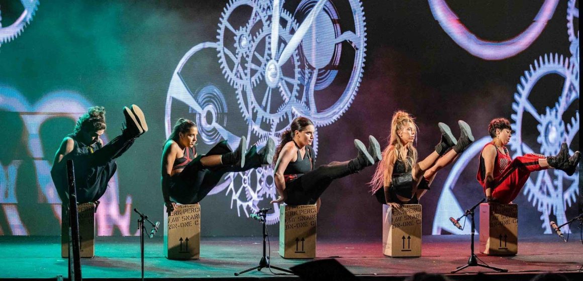 La compañía israelí Mayumana regresa a Argentina con su espectáculo «Currents»: percusión, danza, humor, acrobacia y tecnología