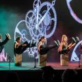 La compañía israelí Mayumana regresa a Argentina con su espectáculo «Currents»: percusión, danza, humor, acrobacia y tecnología