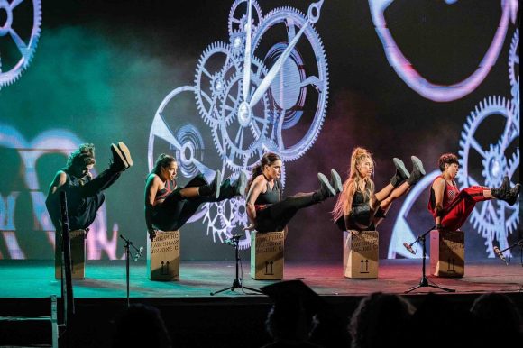 La compañía israelí Mayumana regresa a Argentina con su espectáculo «Currents»: percusión, danza, humor, acrobacia y tecnología
