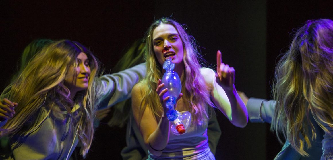Teatro: «Personas, lugares y Cosas», una obra que trata sobre una persona en rehabilitación, pero cuyos problemas no están solamente en ella, sino en el alrededor