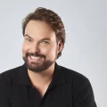Tras agotar la primera fecha, el comediante venezolano, George Harris, agrega nueva fecha en el Teatro Gran Rex para su espectáculo «El Pueblo de Uno»