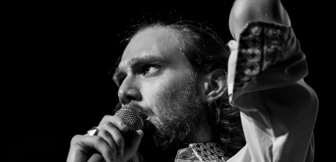 El joven músico, Juan Robles, define a lo suyo como «crónicas cantadas, con un pelo del bigote de Frank Zappa y un trago del whisky de Vinicius de Moraes»