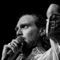 El joven músico, Juan Robles, define a lo suyo como «crónicas cantadas, con un pelo del bigote de Frank Zappa y un trago del whisky de Vinicius de Moraes»