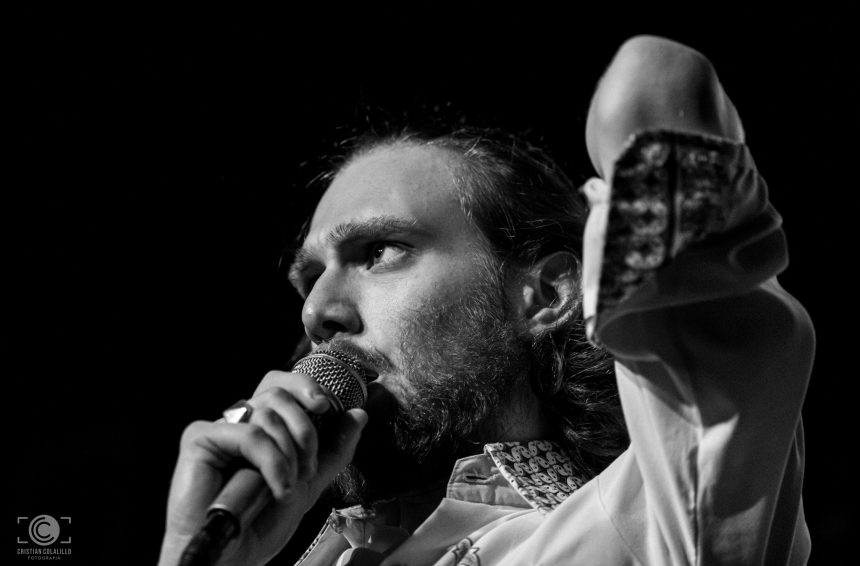 El joven músico, Juan Robles, define a lo suyo como «crónicas cantadas, con un pelo del bigote de Frank Zappa y un trago del whisky de Vinicius de Moraes»