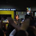 Línea H: El cantante colombiano Juanes cantó de manera sorpresiva para la muchedumbre durante la mañana