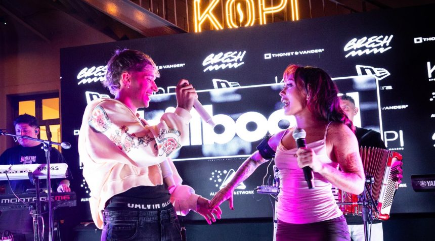 Desakta2 compartió escenario con Tuli, presentando el single «No me beses», en una cafetería en Palermo, en un showcase íntimo; además anunciaron fecha en el Movistar Arena para agosto