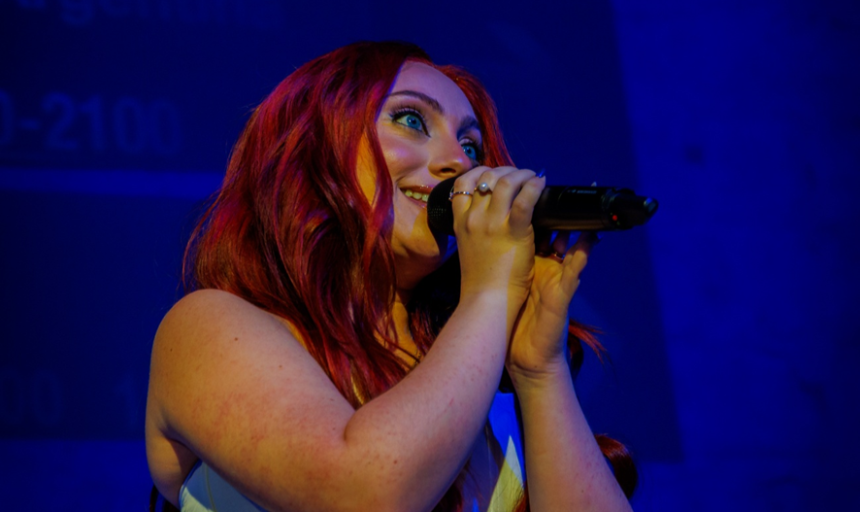 La cantante argentina Yas presentó su nuevo álbum, «Distinta», de manera innovadora ante la prensa; para el público habrá un show a mitad de mayo