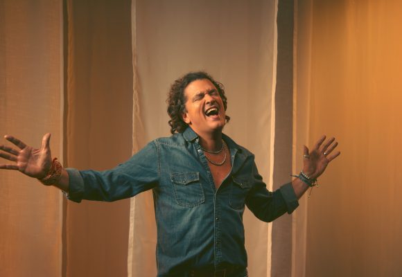 Carlos Vives habla de «El último disco Vol.1», su nueva obra: «Está hecho así, como esos primeros álbumes de aquellas bandas inolvidables»